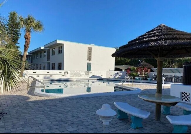 Zona de piscina - 8401 N Atlantic Ave