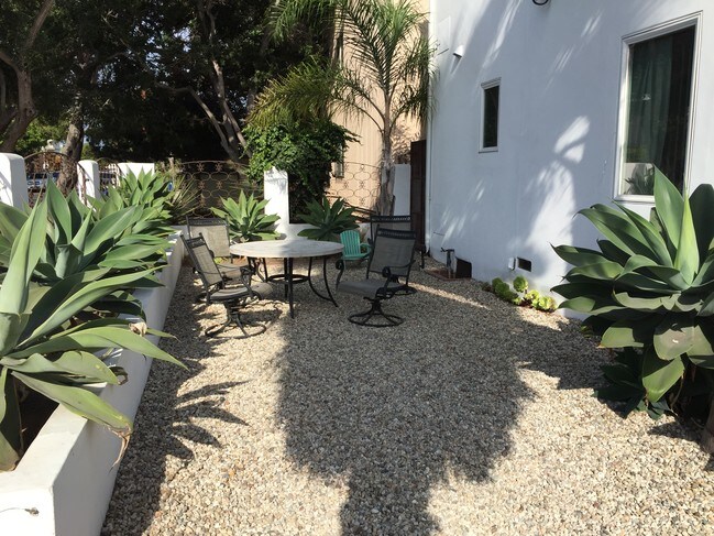 communal patio - 616 Sunset Ave
