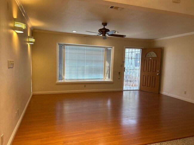 Building Photo - 7549 3/4 Garvalia Ave.
