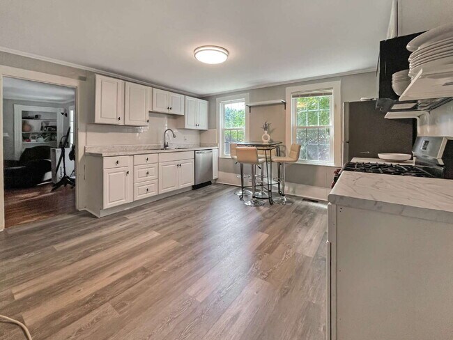 Building Photo - Seeking a roommate for a 2 bdr, 2 bath low...