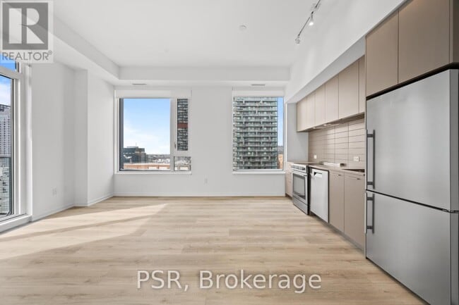 Building Photo - 101 Roehampton Ave
