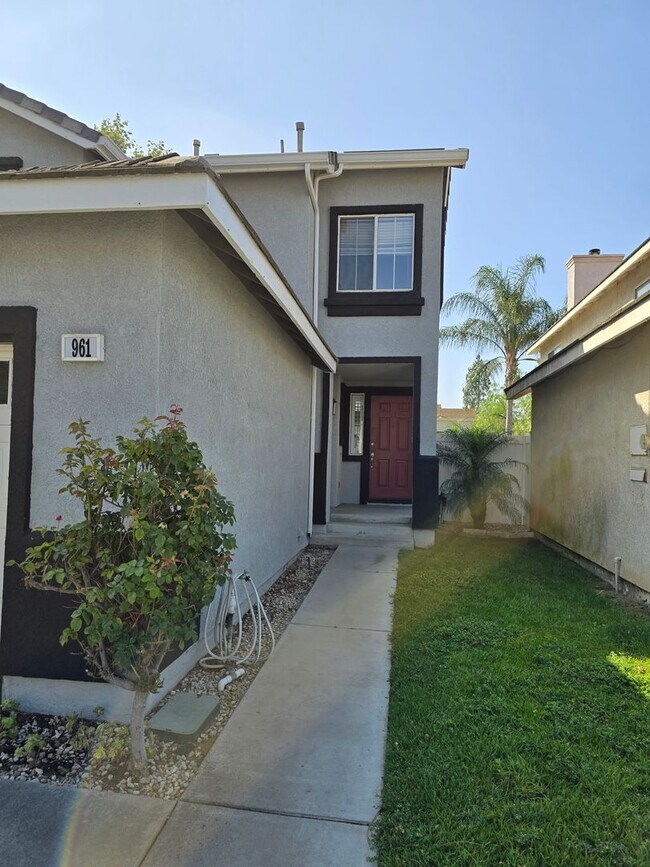 Foto del edificio - Beautiful Home in Corona for Lease