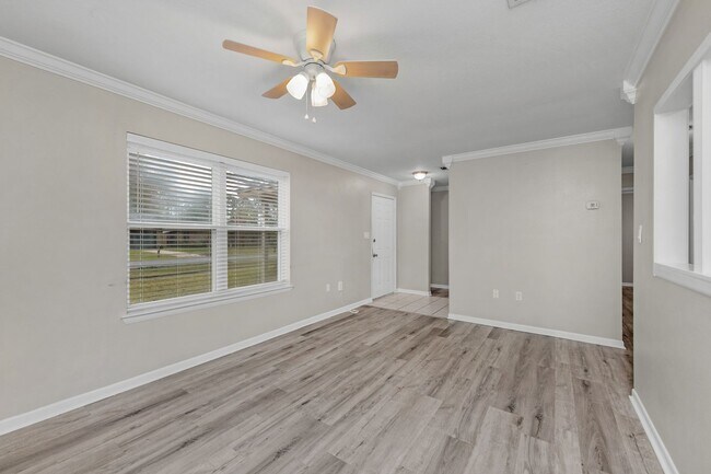 Foto del edificio - Charming 3 Bedroom Home in Pine Meadows – Prime Fort Walton Beach Location