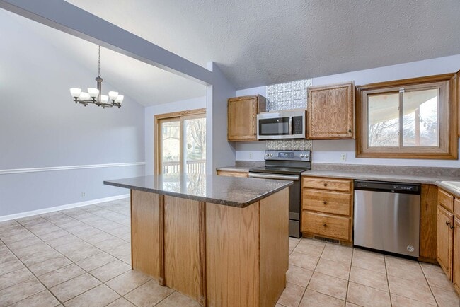 Building Photo - Light-Filled 4-Bedroom in Millard!!