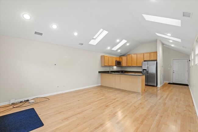 Building Photo - 454 N Green St