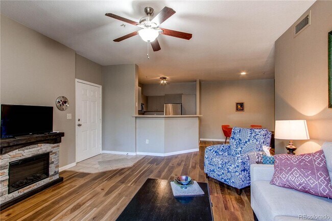 Foto del edificio - LOCATION LOCATION!! 2-bed 2-bath condo loc...