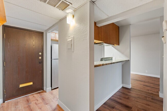 Building Photo - Updated Condo near Virginia Lake