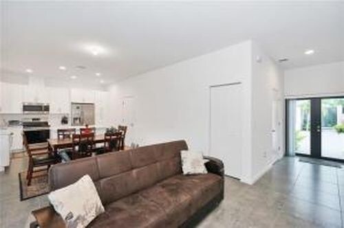 Building Photo - 1036 NE 33rd St
