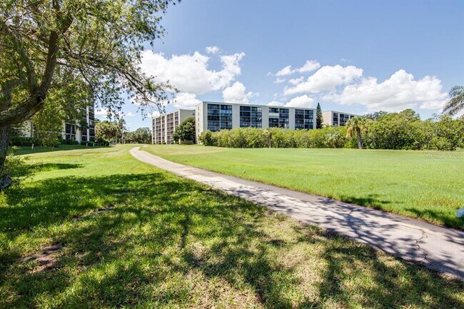 Foto del edificio - 3300 Cove Cay Dr