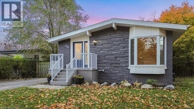 Building Photo - 418 Norrie Crescent