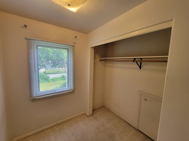 Foto del edificio - 4 bedroom 2 bath near campus!