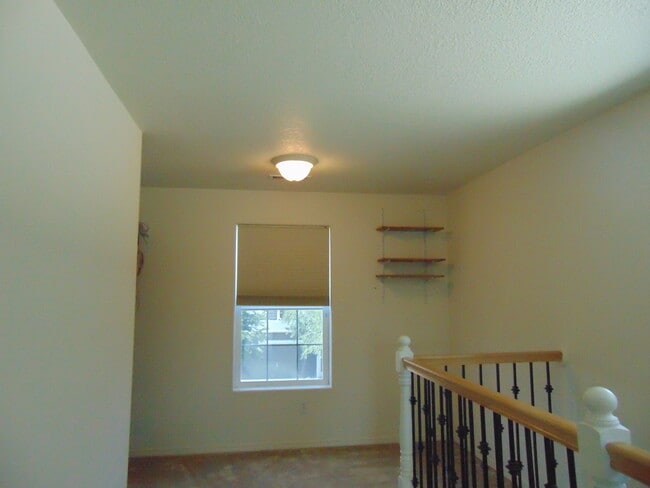 Building Photo - 3 Bedroom A/C Pet Friendly - Hillsboro