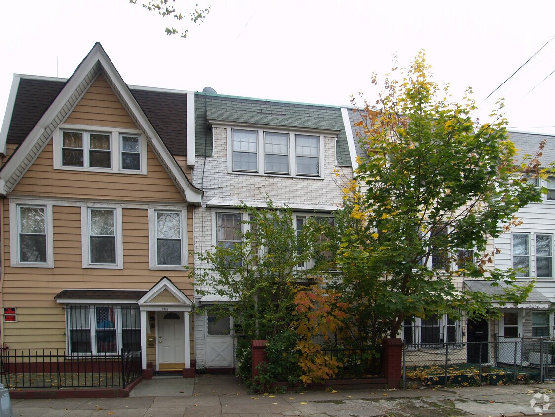 Foto del edificio - 37-05 68th St