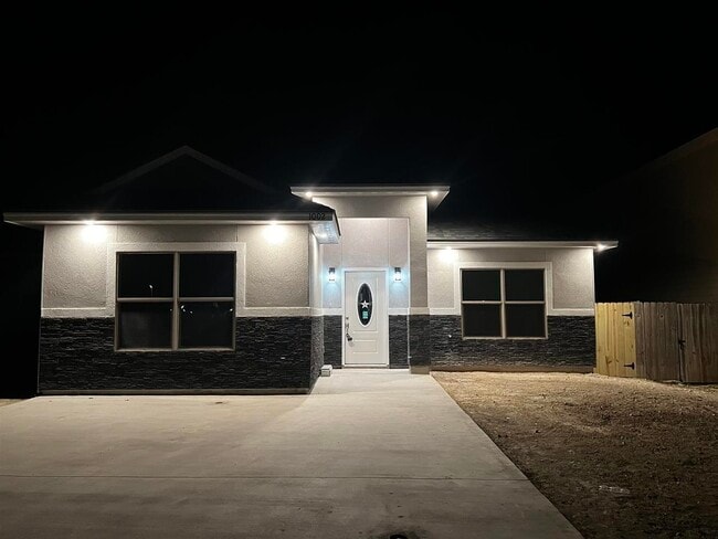Building Photo - 1002 Tesoro Park