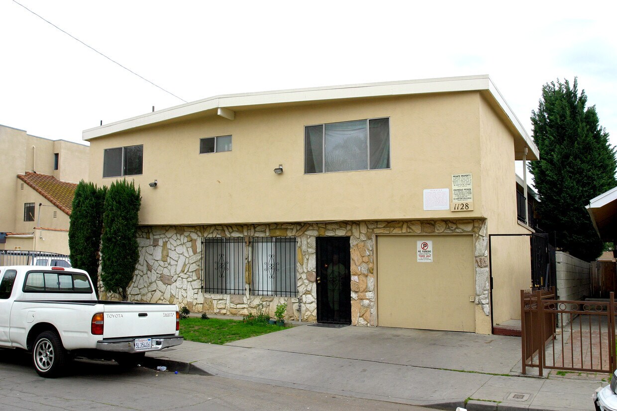 Primary Photo - 1128 E 12TH St