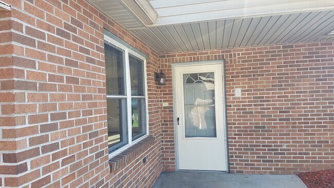 Private Entrance - 262 Meadowbrook Ave