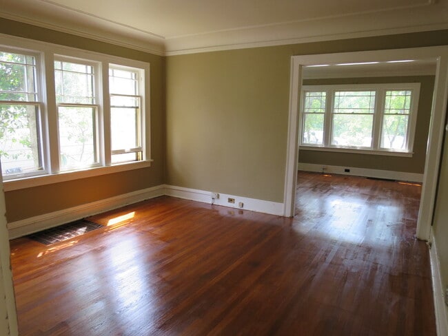 Building Photo - Spacious and bright 7 bedrooms 2.5 baths h...