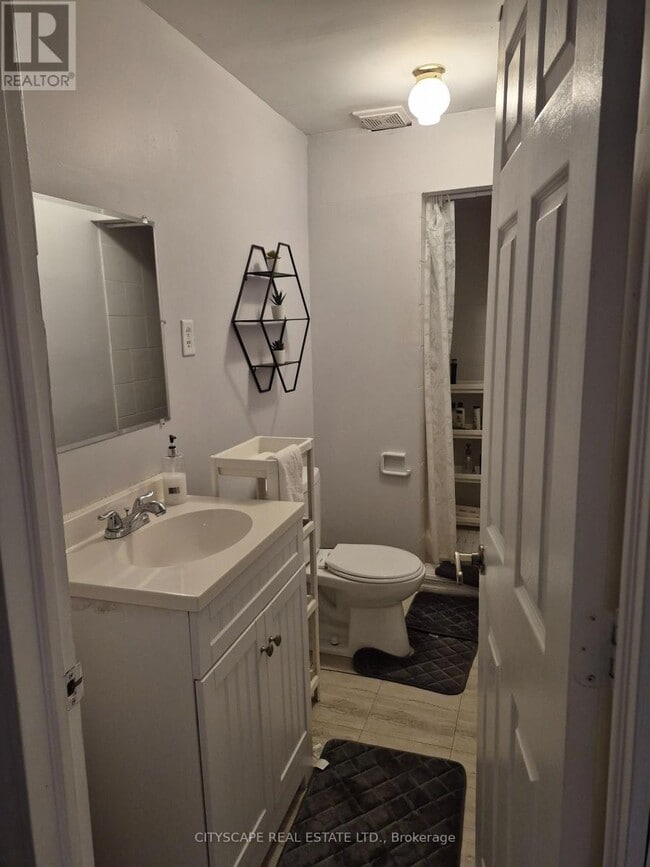 Photo du bâtiment - 3072 Caulfield Crescent