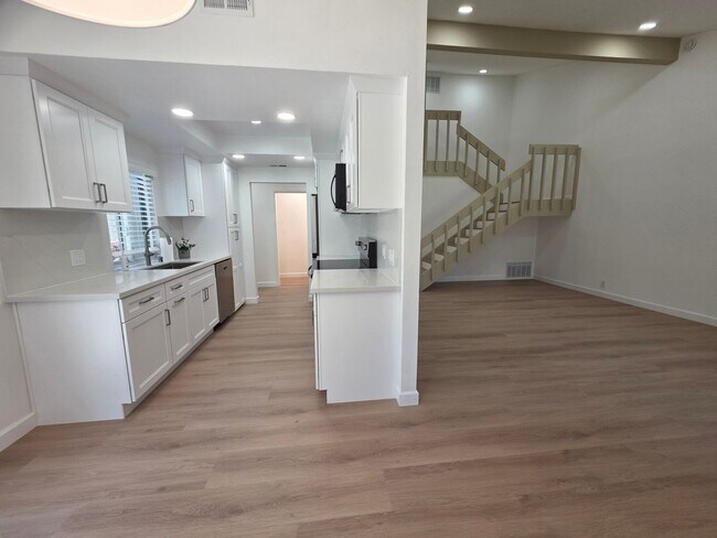 Building Photo - Total Renovated 2 bedroom townhome