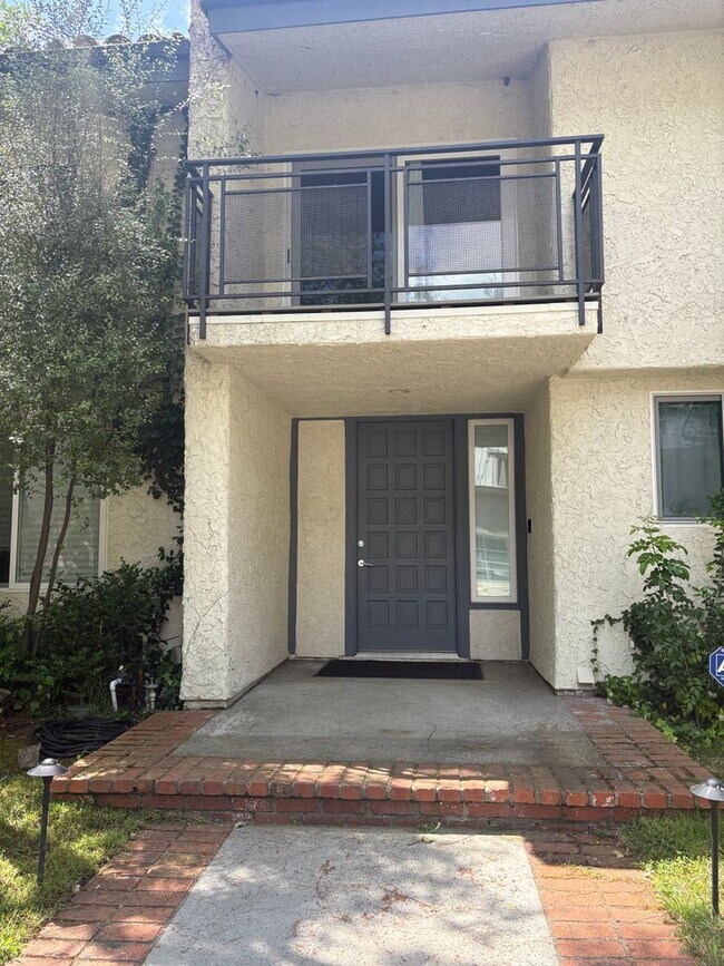 Building Photo - Elegant Beverly Hills Living | 2 Bed + Study or office  | 3 Bath | Pool & Spacious Yard