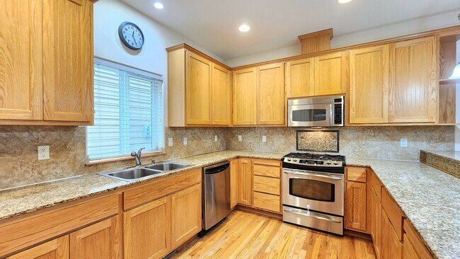 Foto del edificio - Home in Everett 3 Beds 2.5 bath  Pet Frien...