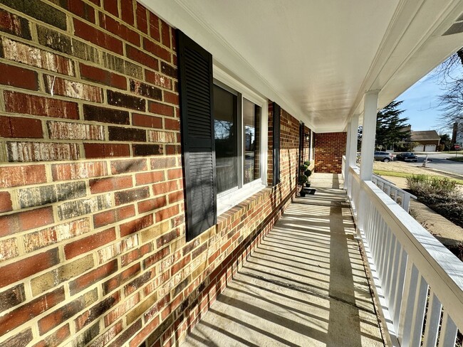 Building Photo - READY NOW!! Beautifully Updated 5-Bedroom ...