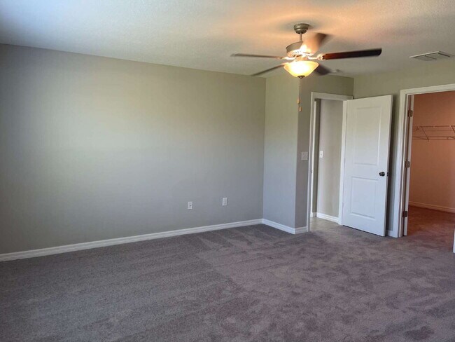 Building Photo - "Spacious 4-Bed Oasis with 2.5 Baths on Ra...