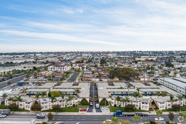 1321-1325 W Rosecrans Ave - Island Breeze Apartments