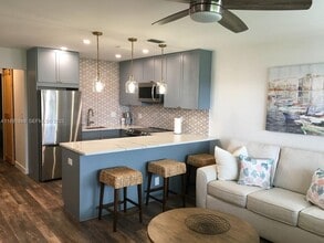 Building Photo - 240 Horizon W