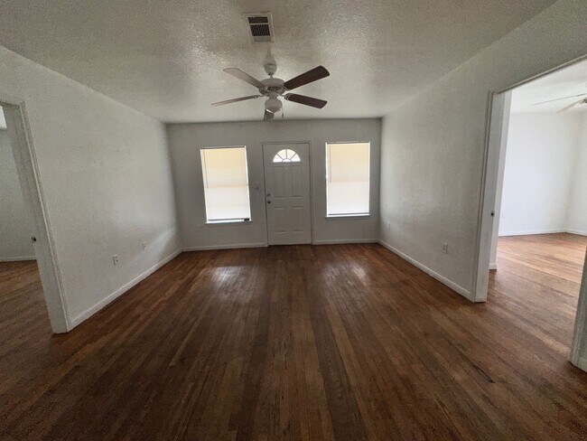 Foto del edificio - Conveniently located- Water and Trash Included