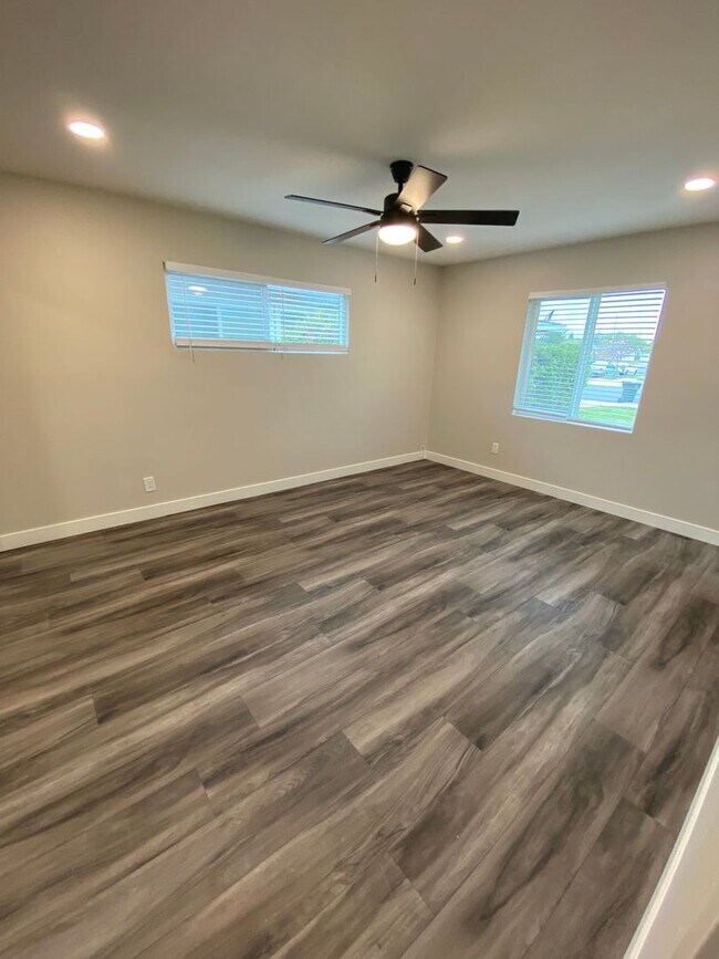 Building Photo - Single Level 3 bedroom 2 bathroom property...