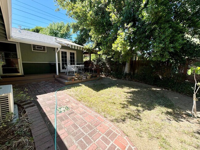 Building Photo - Adorable 3 bed 1.5 bath with bonus room bu...
