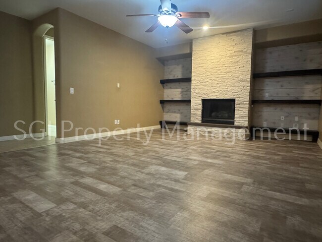 Building Photo - 18348 W Cheryl Dr
