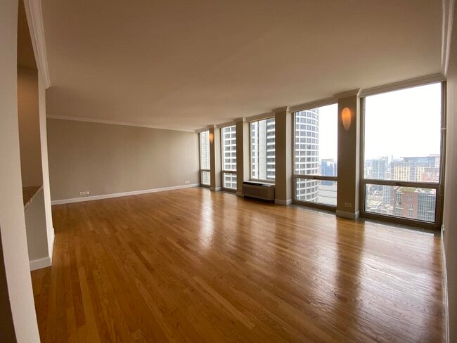 Building Photo - 111 E Chestnut St