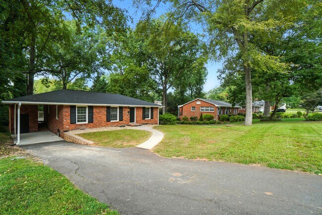 Building Photo - Perfect blend of Charm and Convenience!