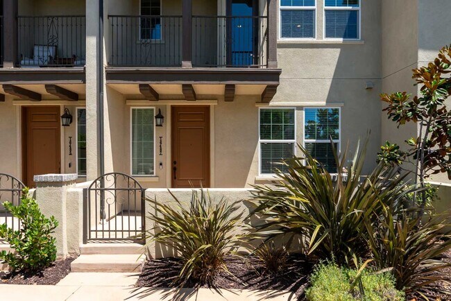 Building Photo - 3 Bedroom Townhome in the Veridian Community of Del Sur