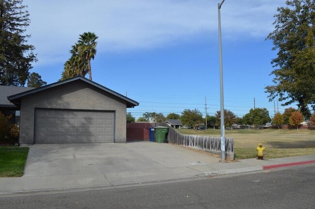 Building Photo - 3035 Duquesne Way