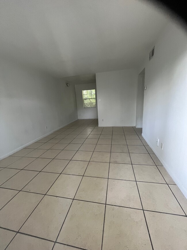Foto del edificio - 1227 NE 5th Ter