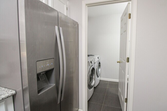 Foto del edificio - 5905-5915 Mooseberry St SE