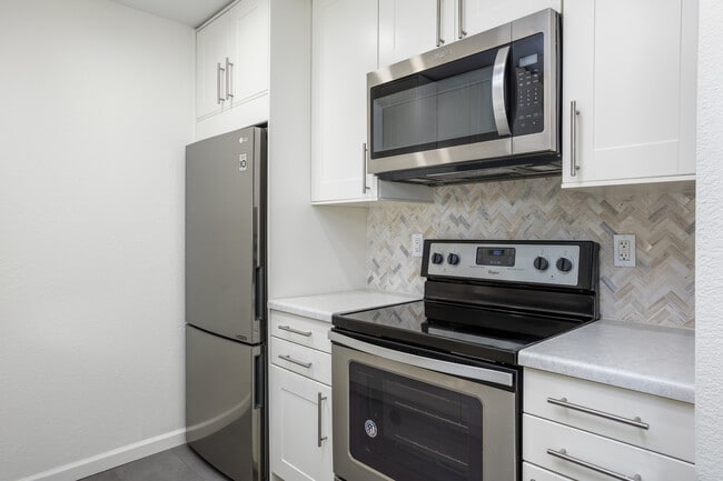Upgraded Kitchen - New Stainless Steel Appliances - New Cabinets with soft-close drawers - 140 Reflections Dr Apartment