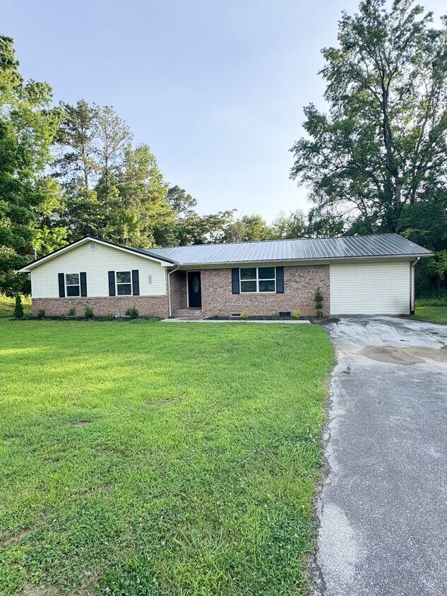 Foto principal - Completely Remodeled 4-Bedroom 2-Bath home...