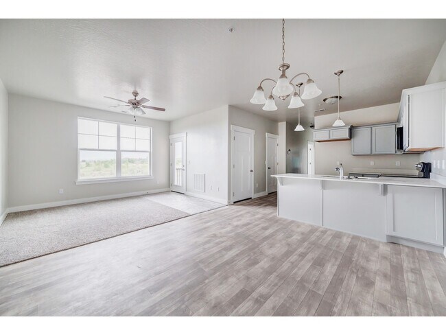 Sala, comedor, cocina - 39 West Seasons Drive
