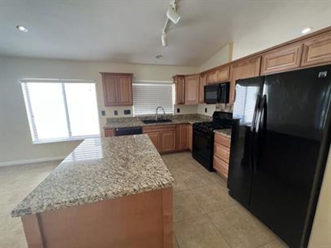 Building Photo - Great Single Story in Silverado Ranch Area
