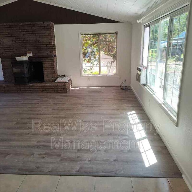 Foto del edificio - 853 River Bend Rd