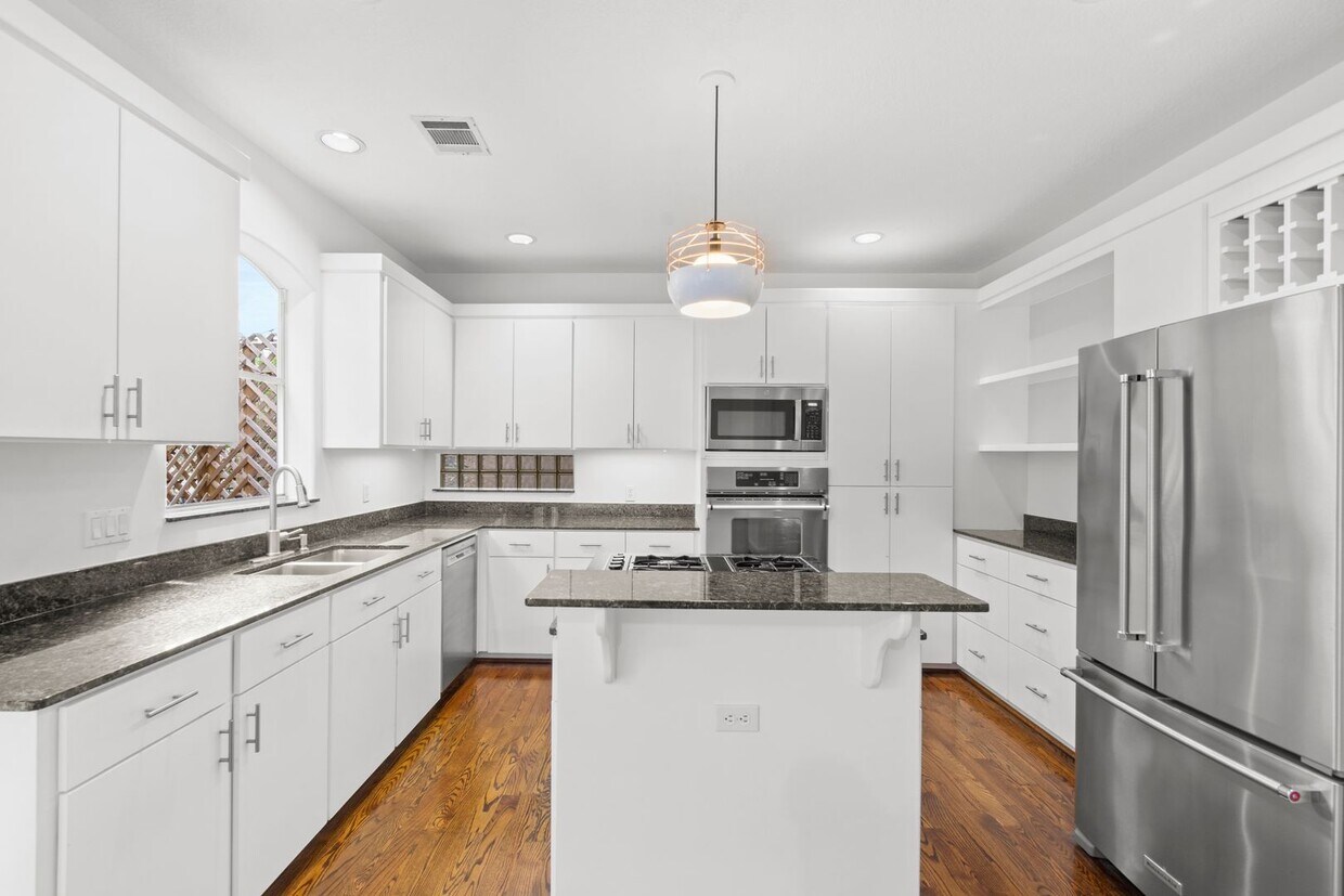 Primary Photo - Live Near Memorial Park! Spacious 3BR with...