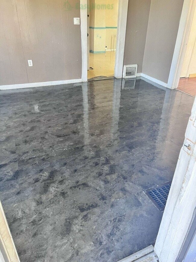 Building Photo - 1540 W Kettelle St