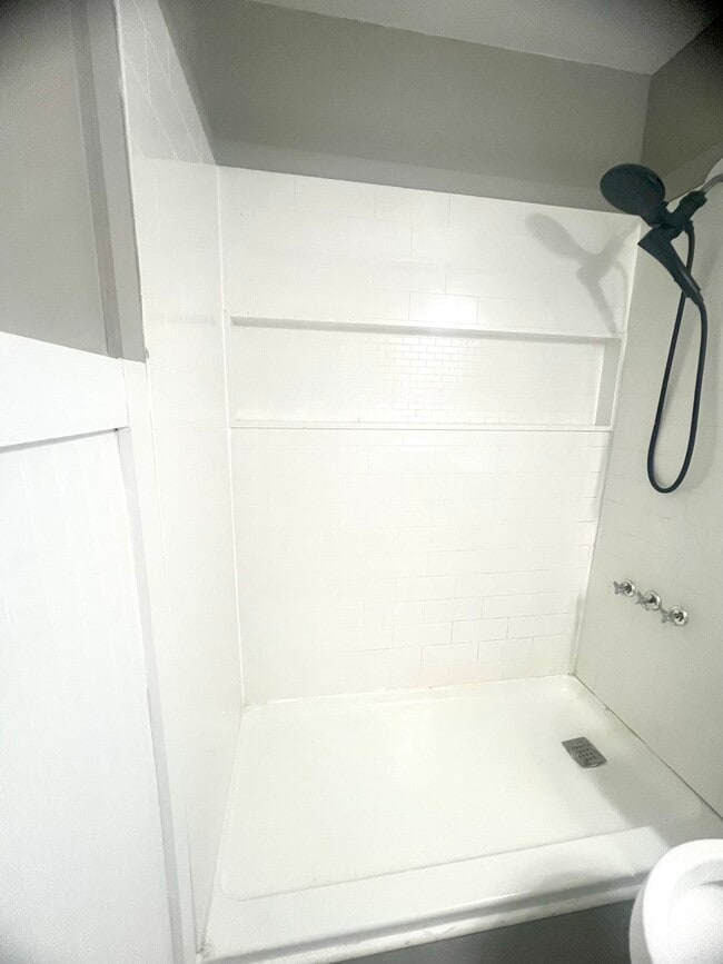 Full bathroom - 1981 Banks School Rd