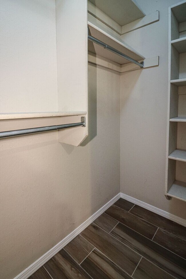 Building Photo - 4 bedroom, 2 1/2 bath, 2 car garage located in the quiet Summit View subdivision.