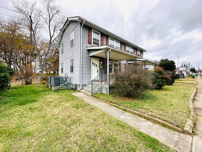 Building Photo - Duplex Townhouse with Huge Yard! Pet Friendly! Close to the Lake!