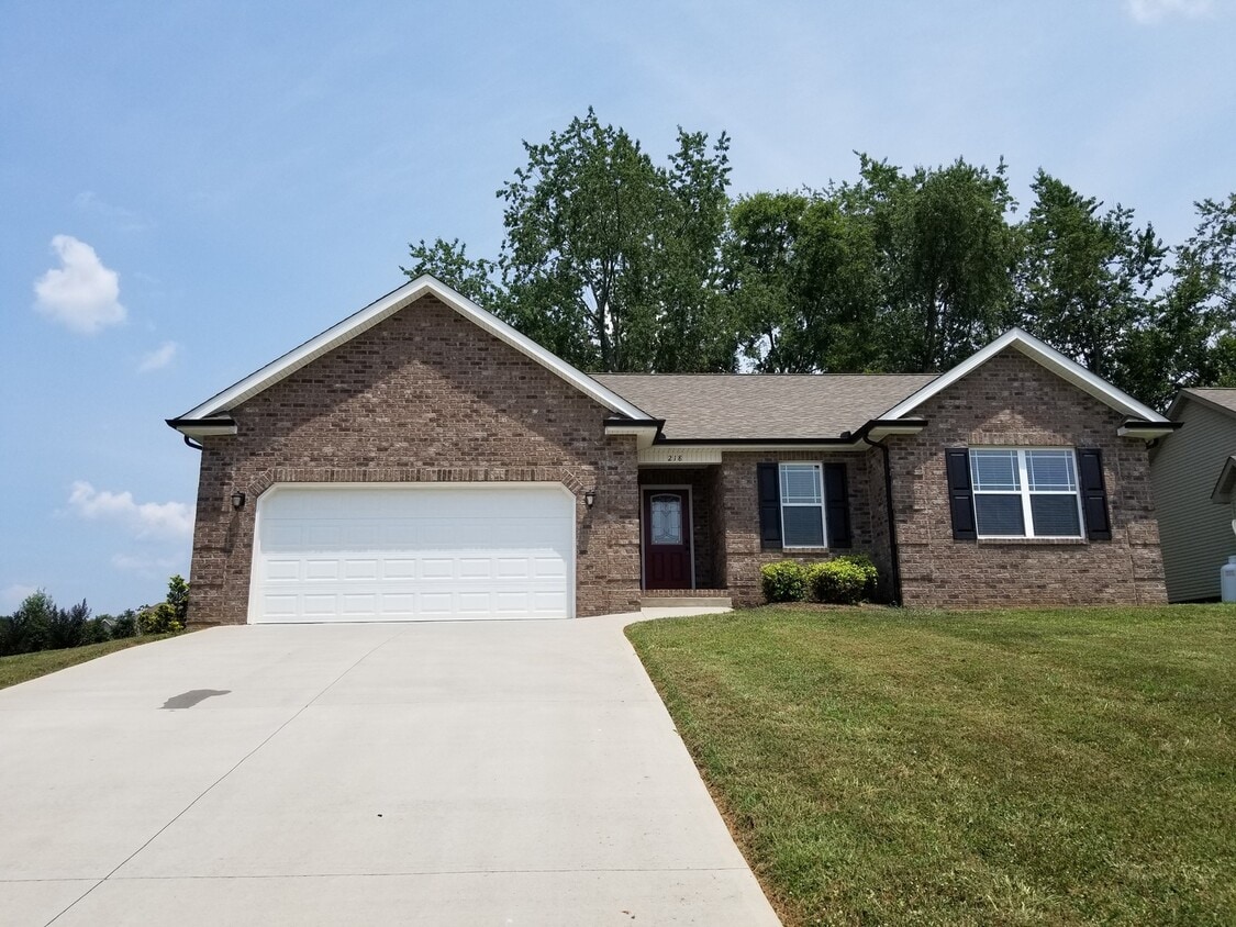 Primary Photo - Maryville, 3 bedroom, 2 bath home minutes ...